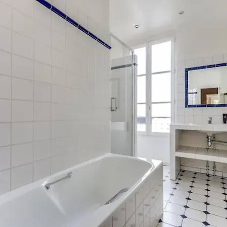 La Fleur Du Bosquet - Sumptuous- Eiffel Tower View Apartment Paris